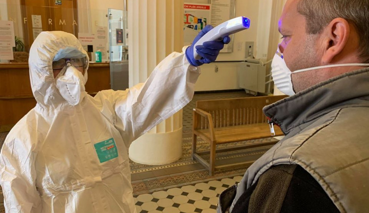 Na jižní Moravě má k dnešnímu ránu 77 lidí potvrzenou nákazu koronavirem, tři jsou ve vážném stavu