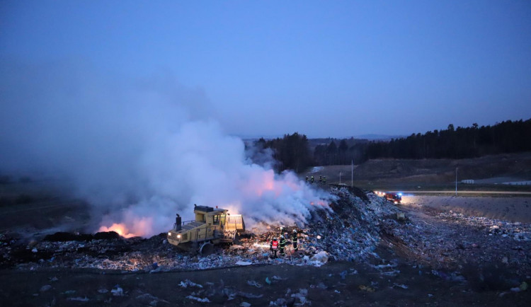 Na Písecku od rána hoří skládka odpadu, zasahují profesionální i dobrovolní hasiči
