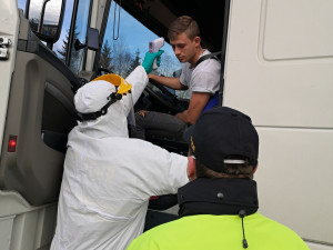 Lidé si chtěli povídat a přáli nám štěstí, říká strakonický voják, který kontroloval řidiče na hranicích