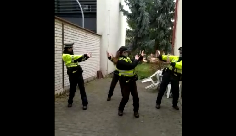 VIDEO: Brněnské strážnice zatancovaly na podporu prevence proti koronaviru