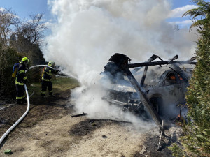 Při požáru auta a přístřešku vznikla škoda za více než milion korun