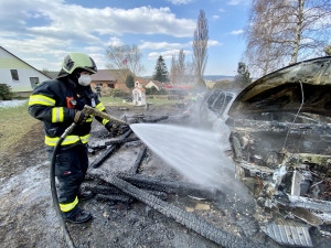 Při požáru auta a přístřešku vznikla škoda za více než milion korun