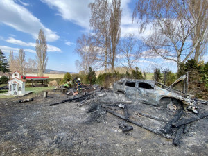 Při požáru auta a přístřešku vznikla škoda za více než milion korun