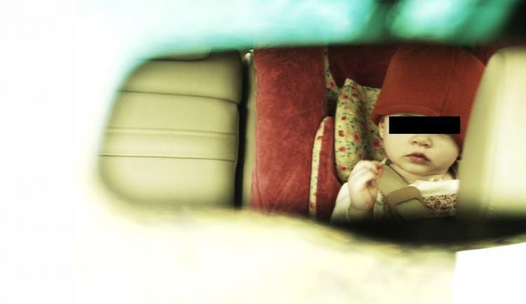 Batole se před očima maminky v Brně zamklo v autě. Vysvobodit ho museli až hasiči