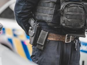 Policista upozornil skupinku osob na porušování vládního nařízení, dočkal se nadávek a vyhrožování zabitím