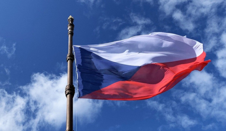 Česká vlajka dnes slaví přesně 100 let. Odborníci ji řadí mezi vůbec nejzdařilejší