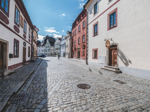 Místo turistů se ulicemi Krumlova prochází kachny. Jak vypadá turistická metropole bez lidí?