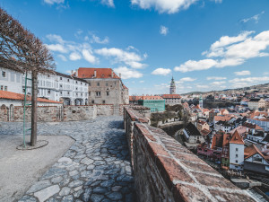 Místo turistů se ulicemi Krumlova prochází kachny. Jak vypadá turistická metropole bez lidí?