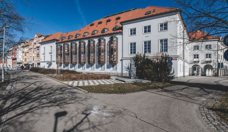 Část zaměstnanců Jihočeského divadla bude doma za plný plat