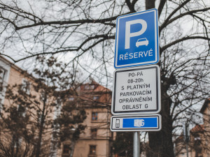 Lidé mohou v Budějcích stále parkovat zadarmo. Město prodloužilo zrušení placených stání