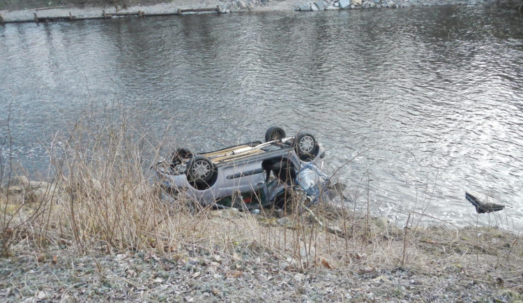 Osobák po dopravní nehodě skončil na břehu řeky, řidič se zranil