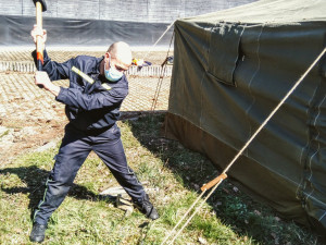 V Háječku postavili hasiči stany. Sloužit budou lidem bez domova