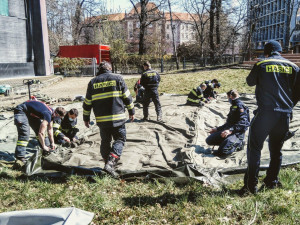 V Háječku postavili hasiči stany. Sloužit budou lidem bez domova
