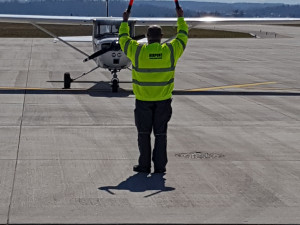 Letecký kurýr přivezl obličejové masky pro českokrumlovskou nemocnici