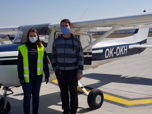 Letecký kurýr přivezl obličejové masky pro českokrumlovskou nemocnici