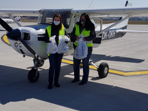 Letecký kurýr přivezl obličejové masky pro českokrumlovskou nemocnici