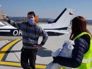 Letecký kurýr přivezl obličejové masky pro českokrumlovskou nemocnici