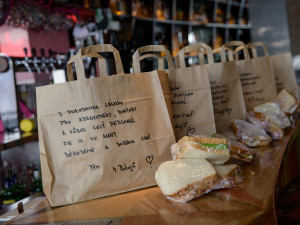 E.ON podpoří zdravotníky i hasiče v boji proti koronaviru. Jídlem zdarma