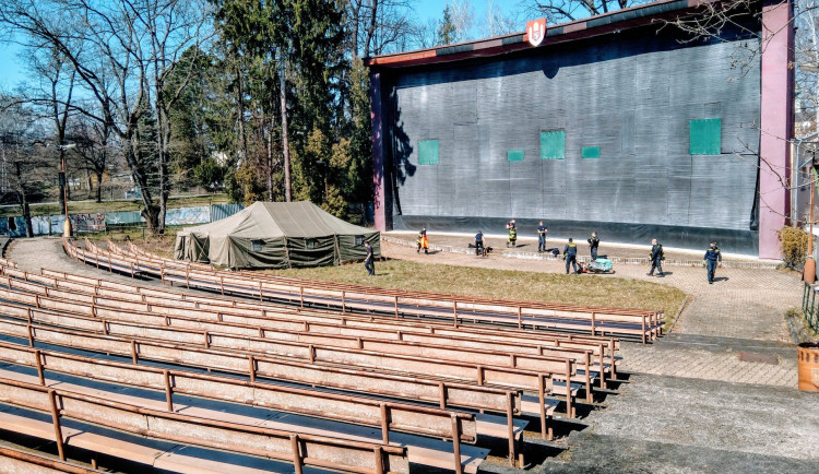 V Háječku postavili hasiči stany. Sloužit budou lidem bez domova