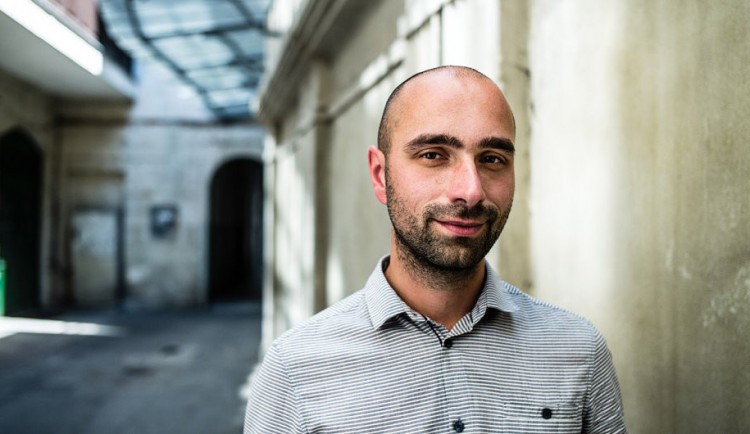 Pohled veřejnosti na Romy se mění. Situace je ale složitá všude ve světě, říká fotograf Lukáš Houdek