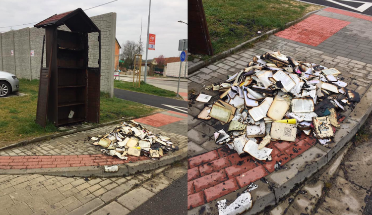 Ve Včelné někdo zapálil dřevěnou budku s knihami. Případ řeší policie