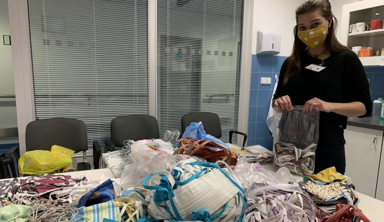 Dobrovolníci ušili a darovali nemocnici u svaté Anny šest a půl tisíc roušek