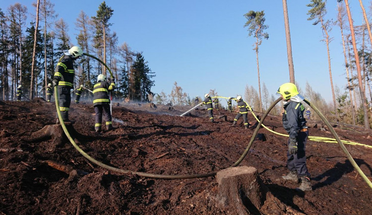 Hasiči mají plné práce s požáry, většinou za nimi stojí lidská neopatrnost