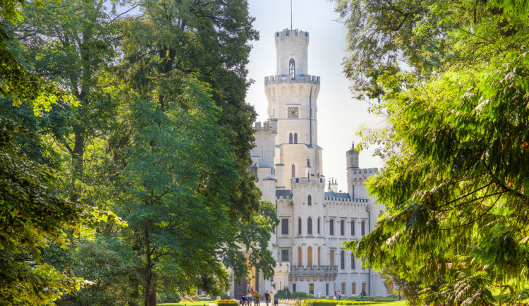 Hluboká počítá s propadem rozpočtových příjmů o 25 procent