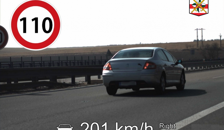 VIDEO: Prázdné silnice lákají k pirátské jízdě. Řidič Peugeotu prosvištěl kolem policistů dvoustovkou, žena se řítila obcí stovkou