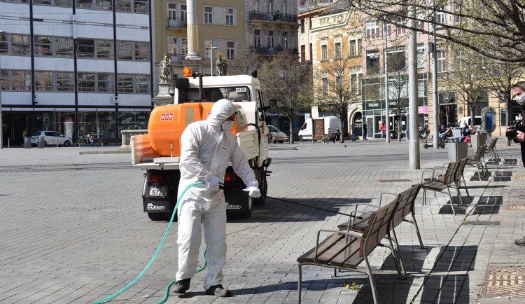 FOTO: Centrum Brna dostává pravidelnou sprchu dezinfekce