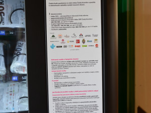 Český Krumlov má rouškomat. Lidé si mohou roušku koupit za padesát korun