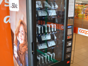 Český Krumlov má rouškomat. Lidé si mohou roušku koupit za padesát korun