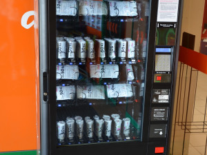 Český Krumlov má rouškomat. Lidé si mohou roušku koupit za padesát korun