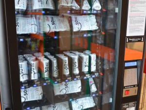 Český Krumlov má rouškomat. Lidé si mohou roušku koupit za padesát korun