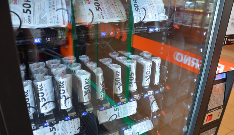 Český Krumlov má rouškomat. Lidé si mohou roušku koupit za padesát korun