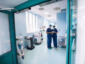 Přibylo další pět nových případů nákazy koronavirem, hygienici bohužel potvrdili i jedno úmrtí