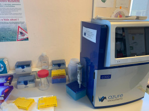 Společnost Gen-Trend zapůjčila nemocnici automat na izolaci vzorků k analýze na koronavirus