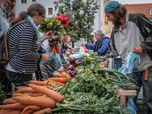 Farmářské trhy se na Piaristické náměstí vrátí už příští týden