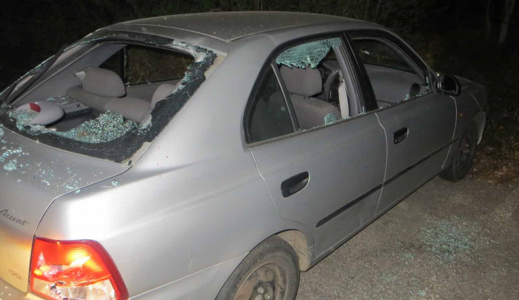 FOTO: Cholerický cizinec se u ubytovny pohádal s kolegou a kladivem rozmlátil auto. Pak zjistil, že bylo jeho