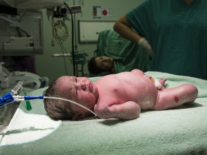 Tatínci mohou znovu k porodu. Ministerstvo zdravotnictví zrušilo nařízení z poloviny března