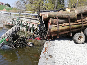 Traktor sjel s vlekem do rybníka, zraněný řidič vyplaval