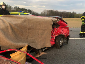 Při střetu dvou aut u Budějc zemřela žena, dva muži utrpěli vážná zranění