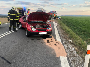 Při střetu dvou aut u Budějc zemřela žena, dva muži utrpěli vážná zranění