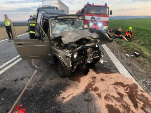 Při střetu dvou aut u Budějc zemřela žena, dva muži utrpěli vážná zranění