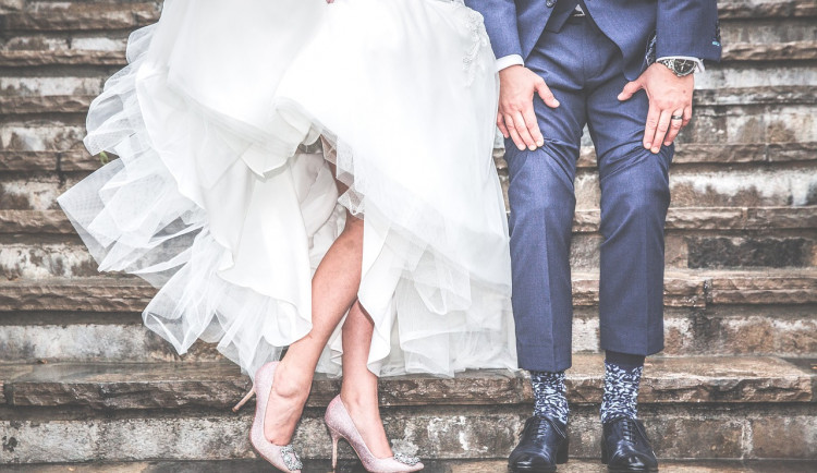 Svatba v nouzovém stavu být může, obejít se musí bez gratulací a s dvoumetrovými rozestupy