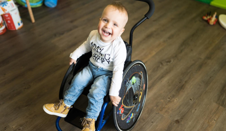 Ve službě „Pomáhá a chrání“, doma bojuje s nemocí svého syna a sní o cestě k záchraně jeho života