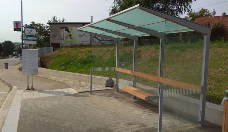 Čisté lavičky i tabule s jízdními řády. Jablonec bude dezinfikovat zastávky