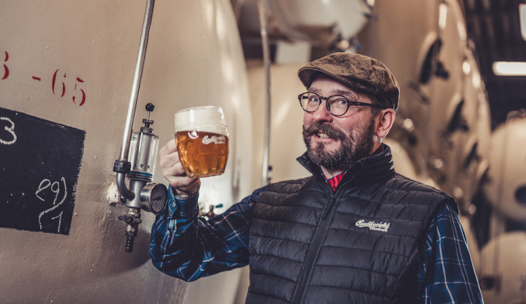 Budvar 33 zaznamenal úspěch! Hořký ležák z národního pivovaru proto nově zamířil i do lahví a plechovek