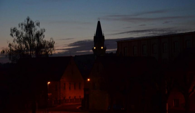 Naděje i poděkování. Na frýdlantské radnici svítí každou noc srdce