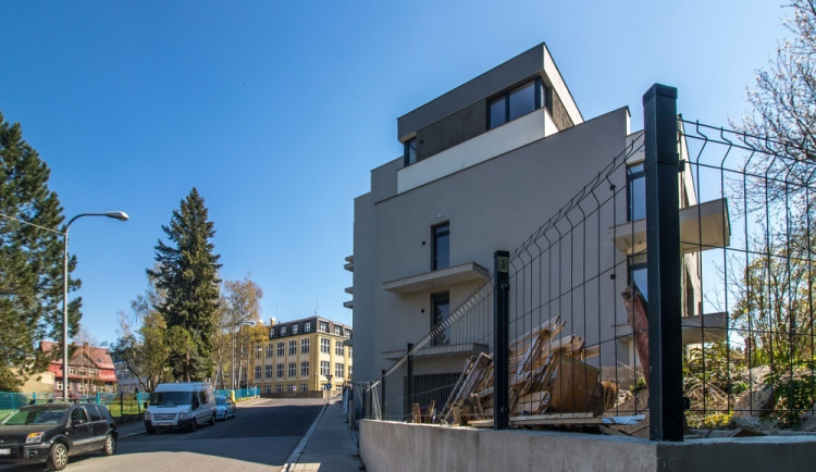 Z luxusní bytové rezidence pro seniory nedokončené staveniště. Dům zůstává neobydlený